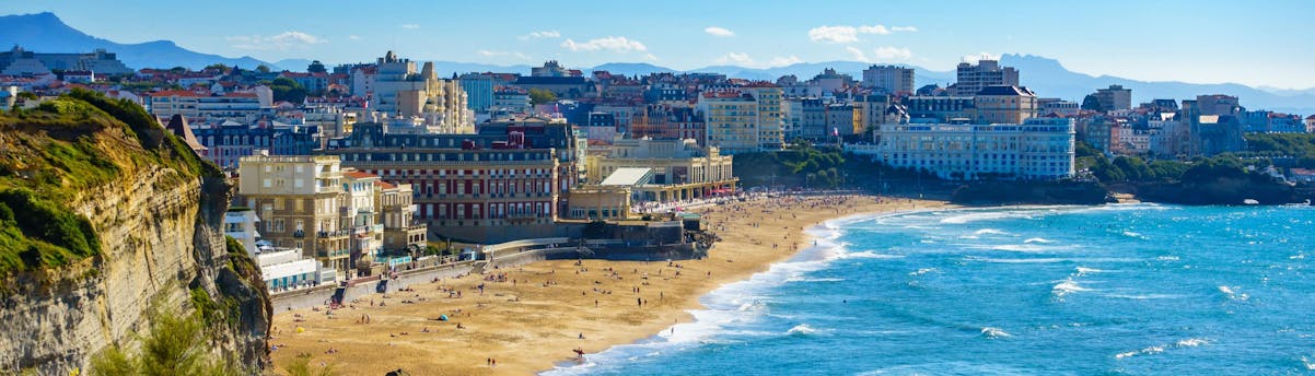 surfing-biarritz_SEM-Resort-Hero-OK View of the bay of Biarritz and the Grand Plage, one of the surfing hotspots in the French Basque Country.