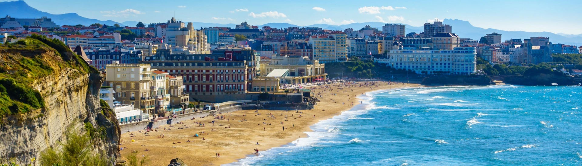 Vue de la baie de Biarritz et sa Grand Plage, l'un des hotspots de surf dans le Pays basque français.