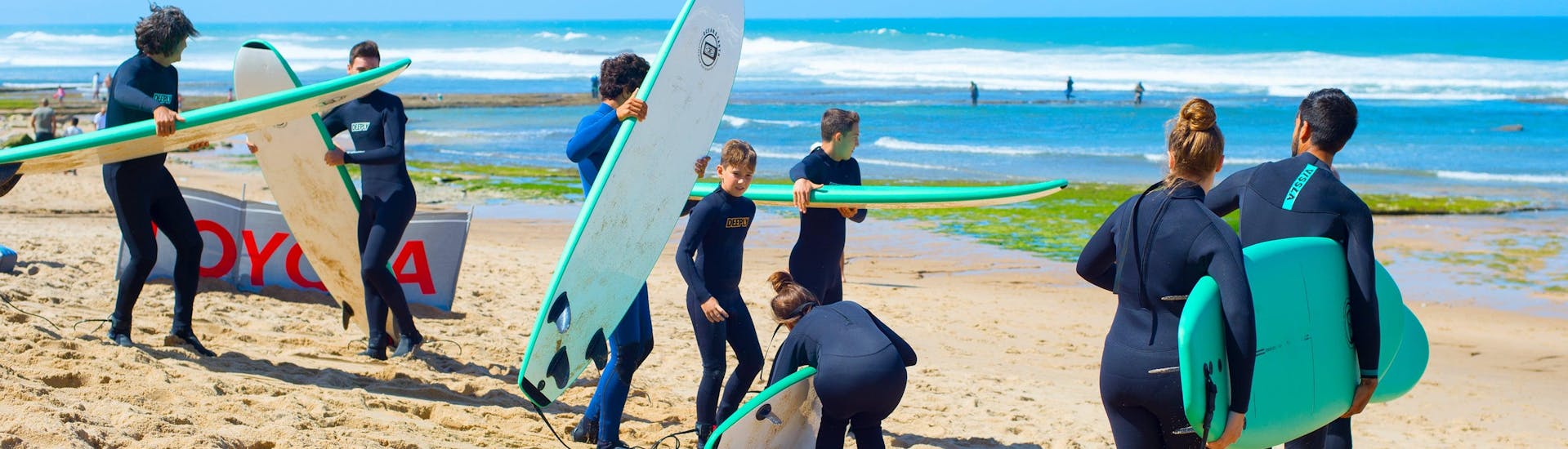 Una surfista sfida le onde facendo surf presso Ericeira.