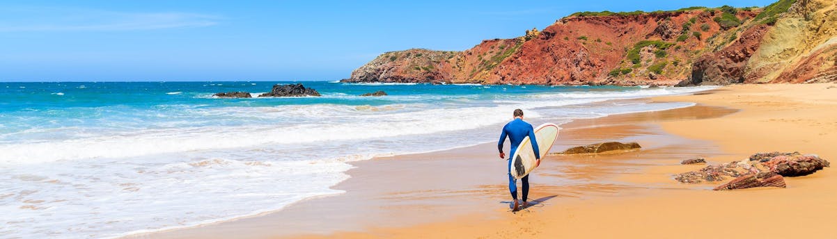 surfing-lagos_SEM-Resort-Hero Ein junger Mann beim Surfen in Lagos.
