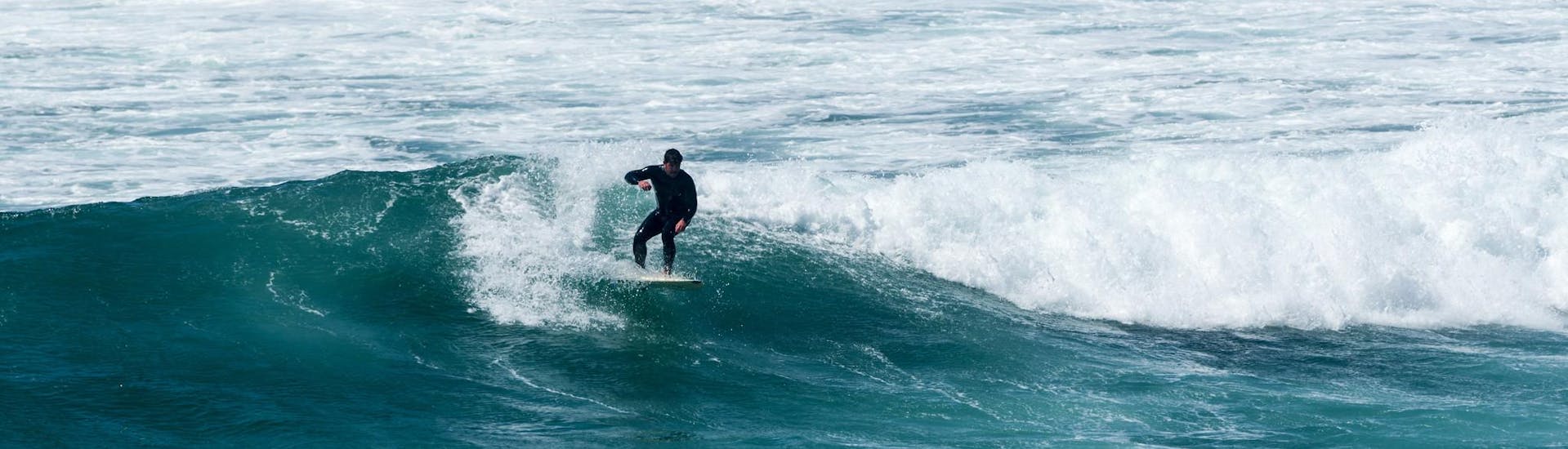 Une personne lors d'une activité de surf au Portugal.