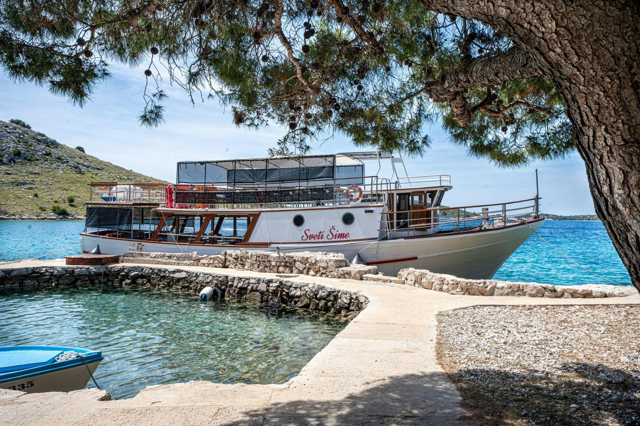 Beautiful landscapes showcasing mountains and sea, where the experiences of Sv.Šime Boat Trips Zadar are taking place.