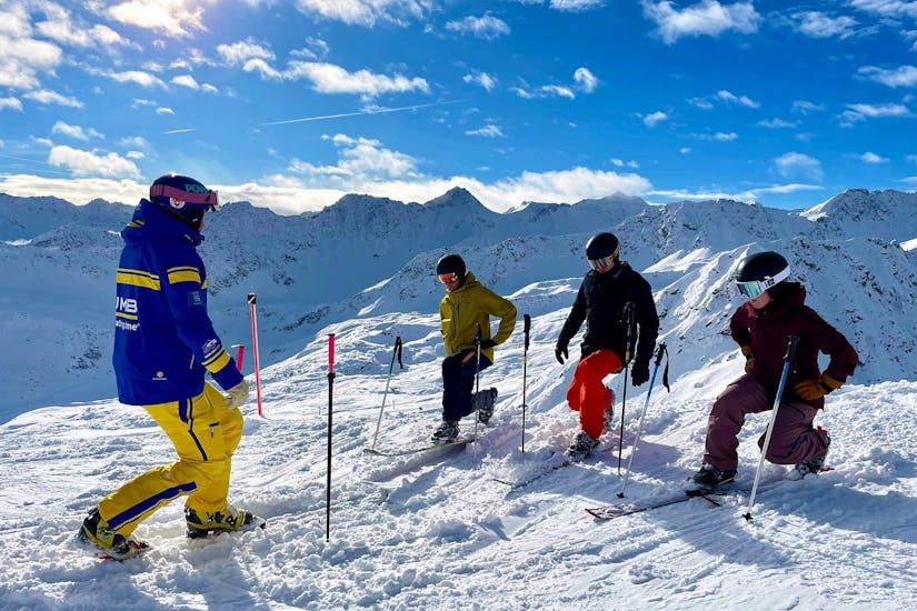An instructor and a group of skiers during a ski lesson from Swiss Ski- und Snowboard School Arosa.
