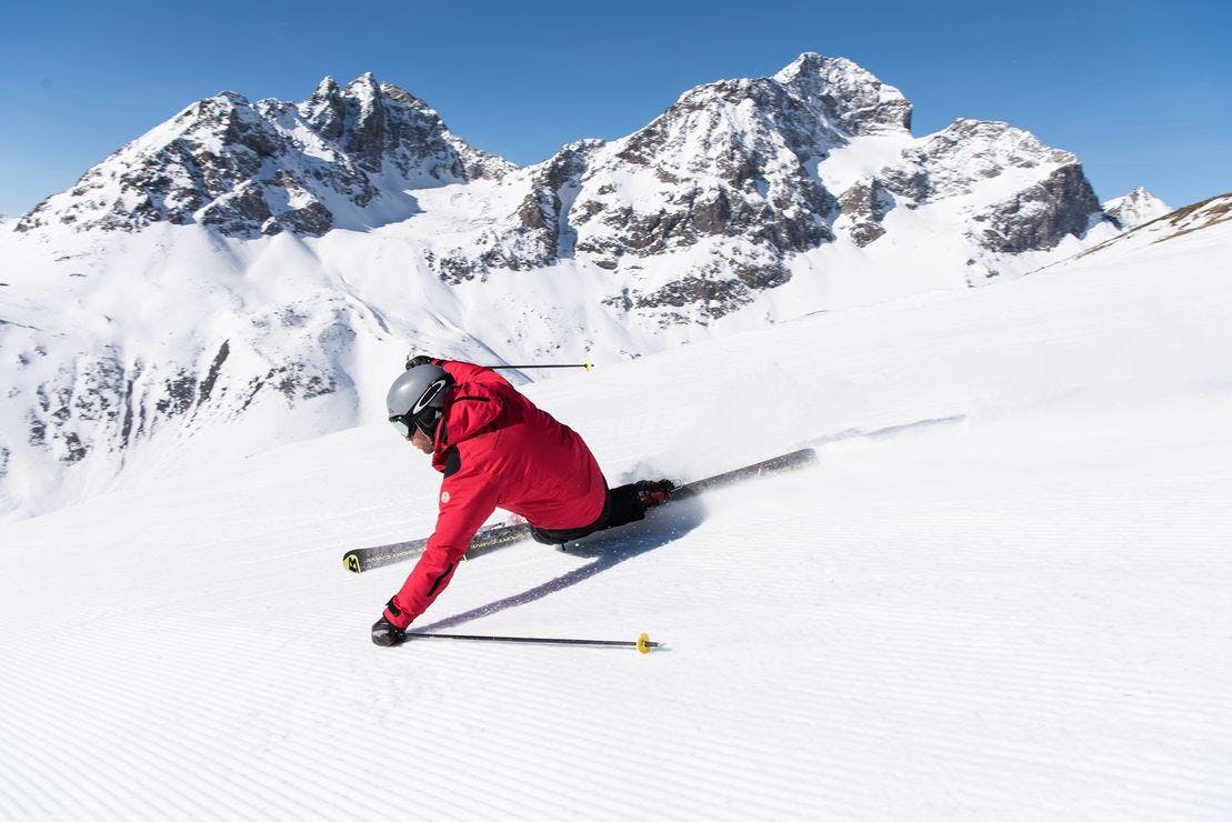 swiss-ski-school-st-moritz-the-red-legends-hero Panorama mozzafiato con montagne e mare, dove hanno luogo le attività di Swiss Ski School St. Moritz The Red Legends.