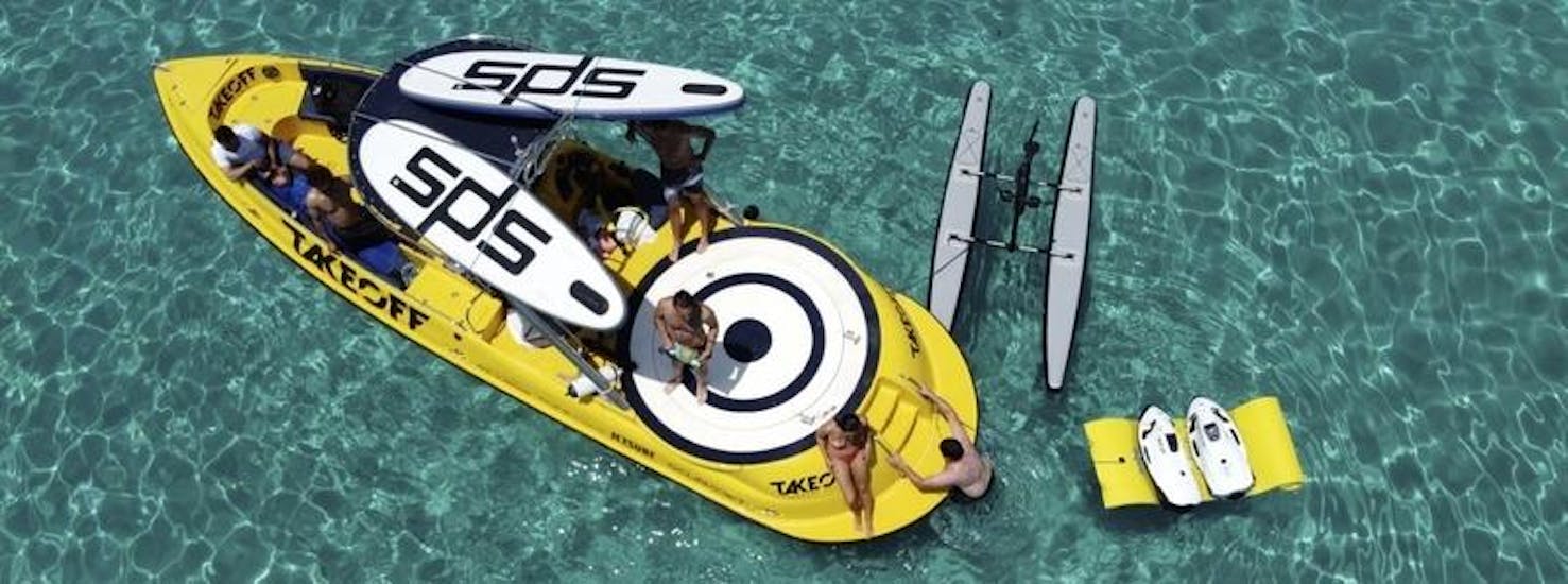 Los juguetes acuáticos de lujo de Take Off Ibiza en el mar.