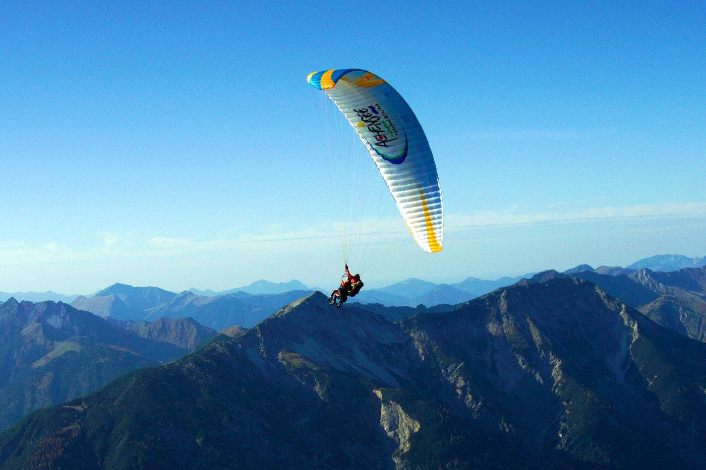 tandem-achensee-hero (2) Beautiful landscapes showcasing mountains and sea, where the experiences of Tandem Achensee are taking place.