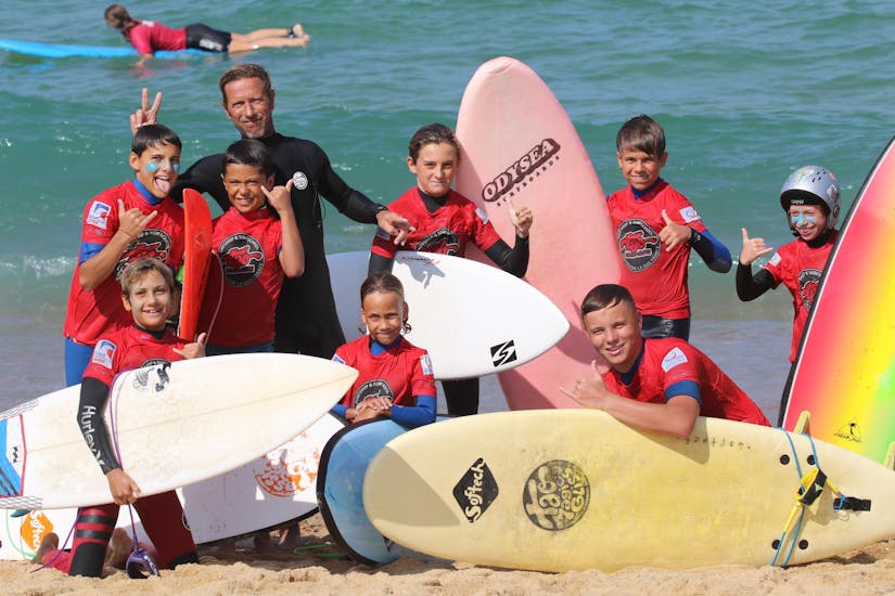Les enfants suivent un cours de surf à la Plage Sud à Hossegor avec leur professeur de Tao Magic Glisse.