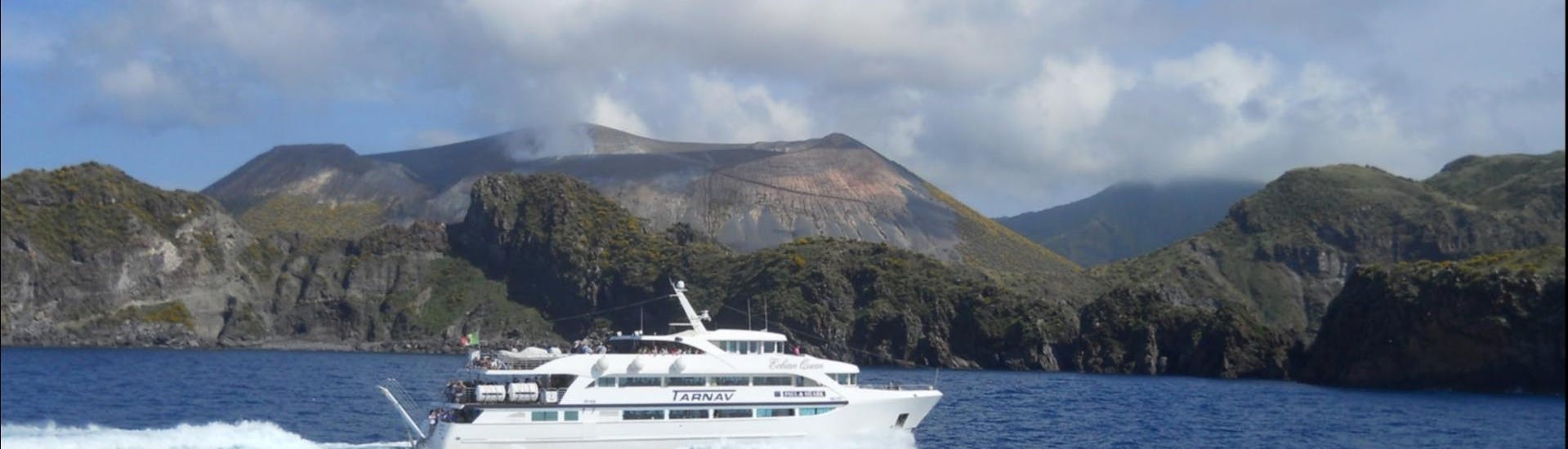 La barca è pronta a salpare per una nuova avventura nelle isole Eolie con Tarnav Tours Eolie.