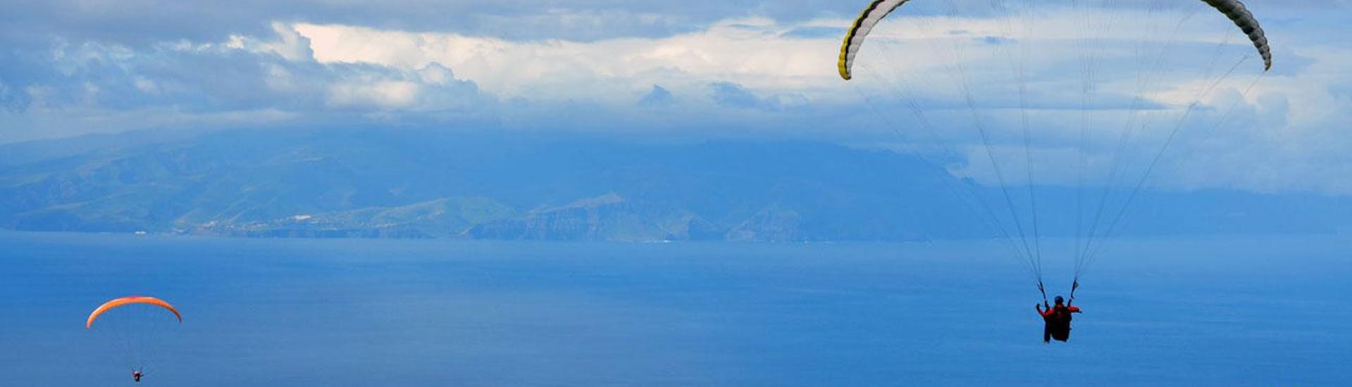 Vista de dos parapentes en Costa Adeje con Tenerife Top Paragliding. 