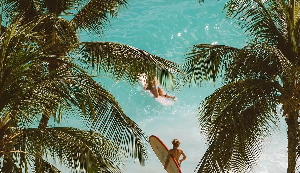 Tropic Surf School Le Helleux Ein Surfer während einer Unterrichtsstunde der Tropic Surf School Le Helleux.