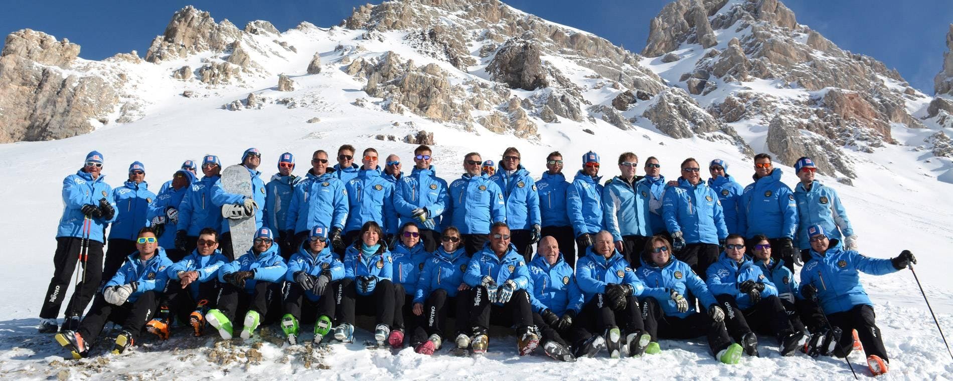 testata-1 Beautiful landscapes showcasing mountains and sea, where the experiences of Scuola di Sci e Snowboard Moena Dolomiti are taking place.