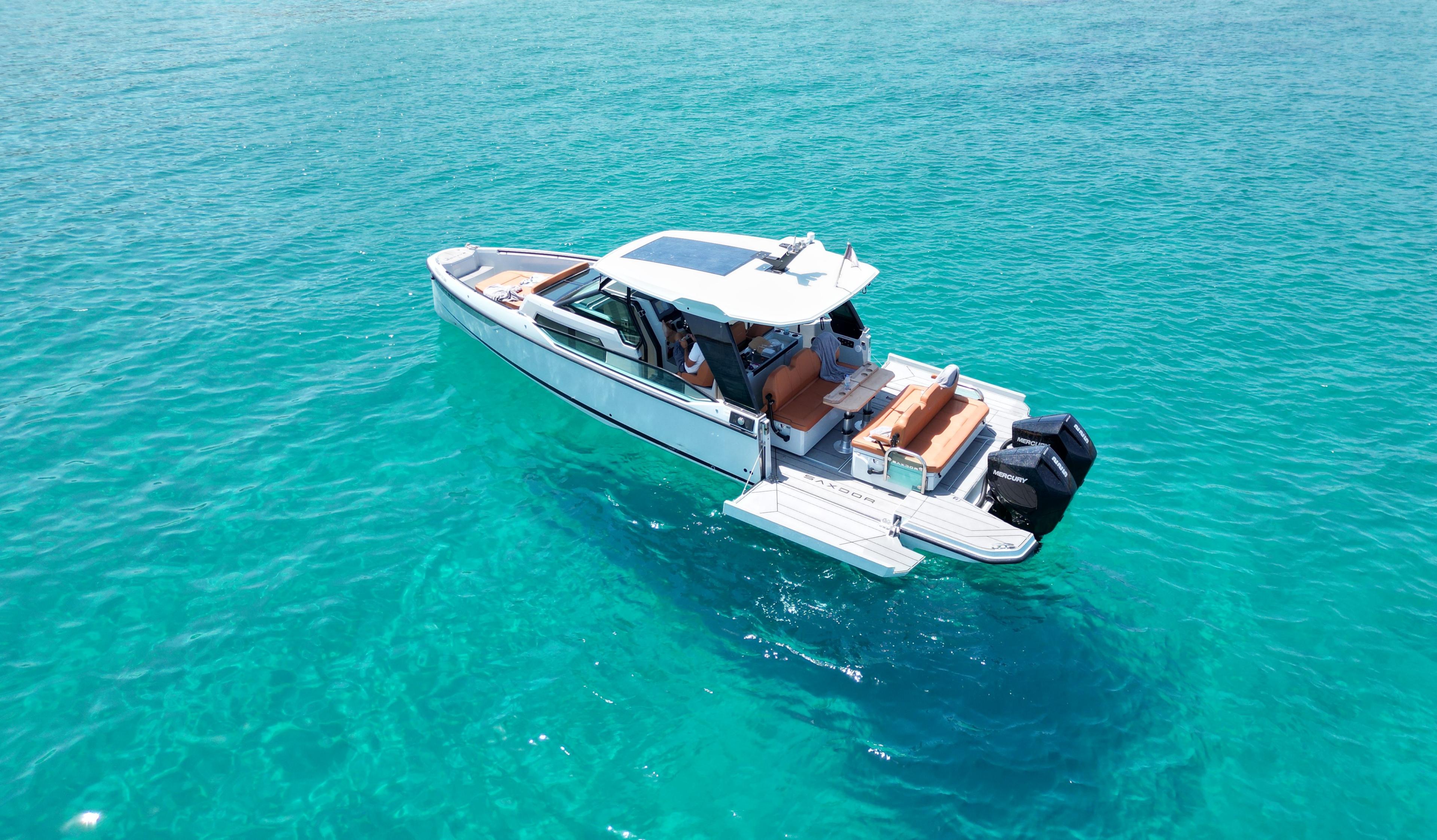 Uno yacht di The Sailor's Ride Paros in acqua che può essere noleggiato per tour privati.