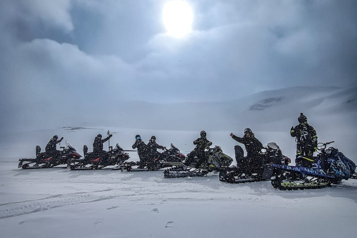 Outback Abisko Motmobili da neve si sono messi in fila su un paesaggio congelato con Outback Abisko.