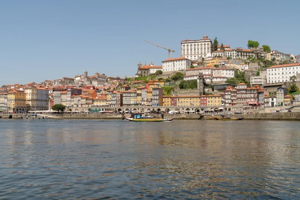 Bateau traditionnel Rabelo amarré au quai de Porto, prêt à partir pour une croisière panoramique des 6 ponts sur le Douro.