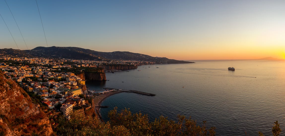 Vista della baia di Sorrento dove le gite organizzate da Tours & More Italia partono.