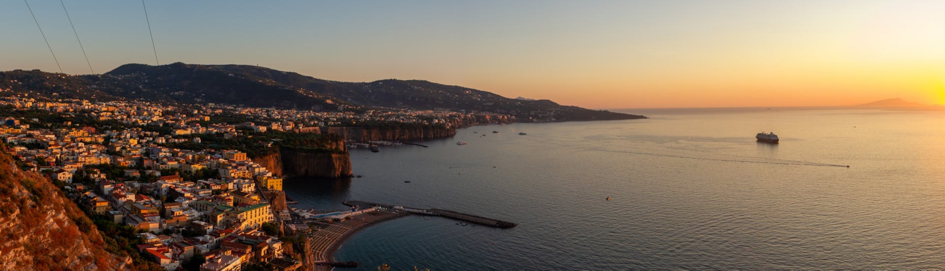 Vista della baia di Sorrento dove le gite organizzate da Tours & More Italia partono.