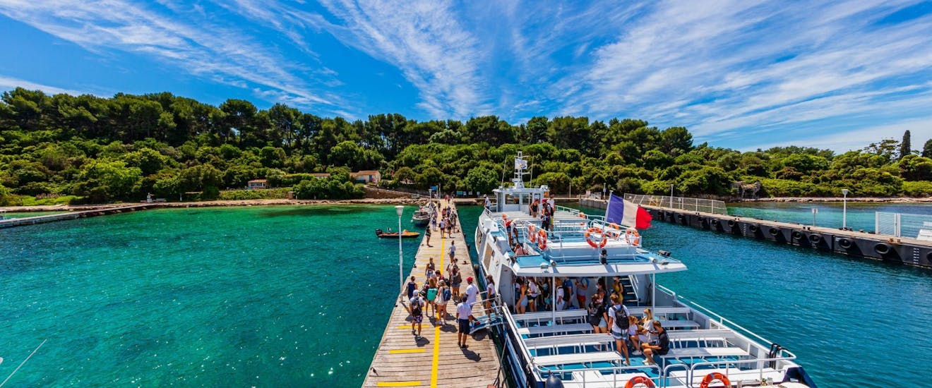 Balade en bateau vers l'île Sainte-Marguerite depuis Cannes avec Trans Côte d'Azur. 