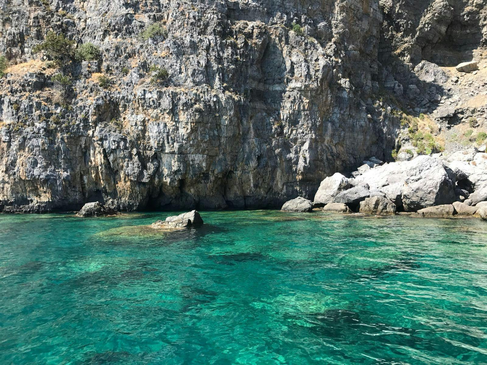 Panorama mozzafiato con montagne e mare, dove hanno luogo le attività di Trasporto Passeggeri Il Delfino Scario.