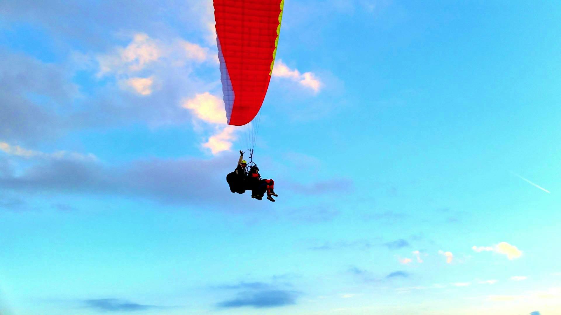 trentino-adventures Panorama mozzafiato con montagne e mare, dove hanno luogo le attività di Trentino Adventures.