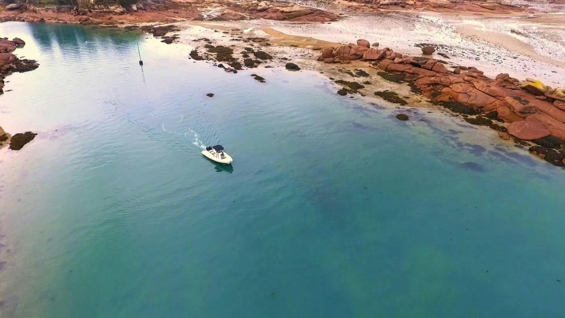 Prachtige landschappen met bergen en zee, waar de ervaringen van Tria Vela Trébeurden plaatsvinden.