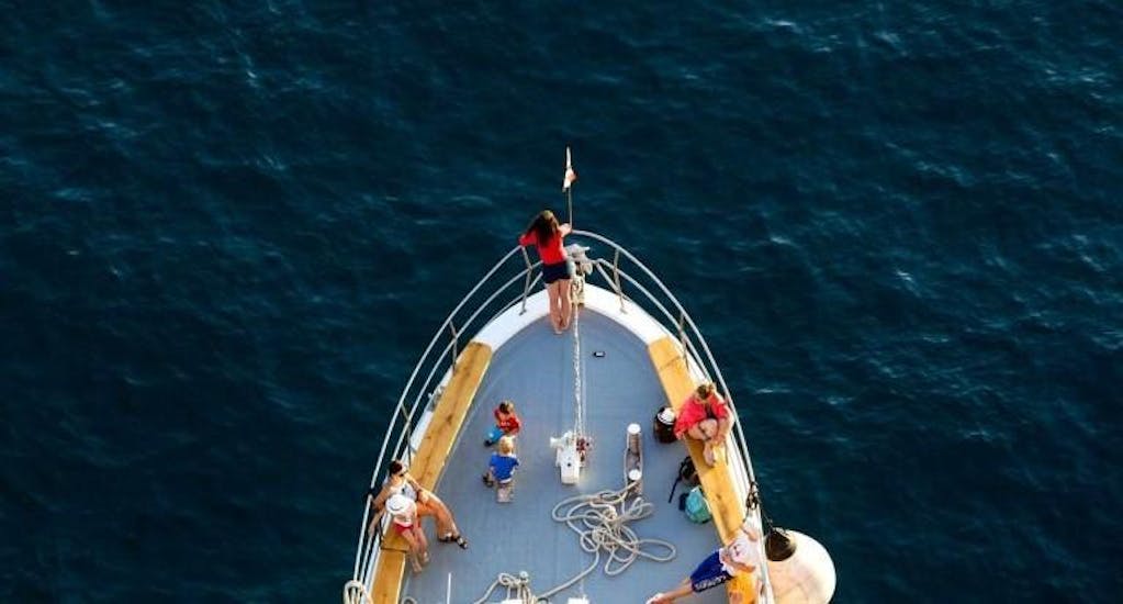 Eine Frau genießt die Aussicht auf dem Boot während einer Bootstour organisiert von Dubrovnik Boat Tours.