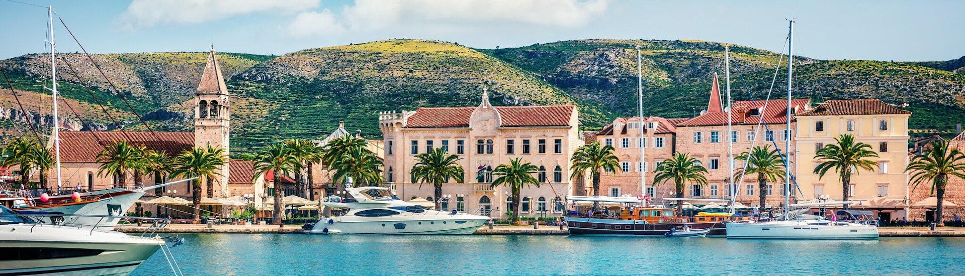 Blick auf den Hafen von Trogir, der ein beliebter Ausgangspunkt für Bootstouren in Dalmatien ist.