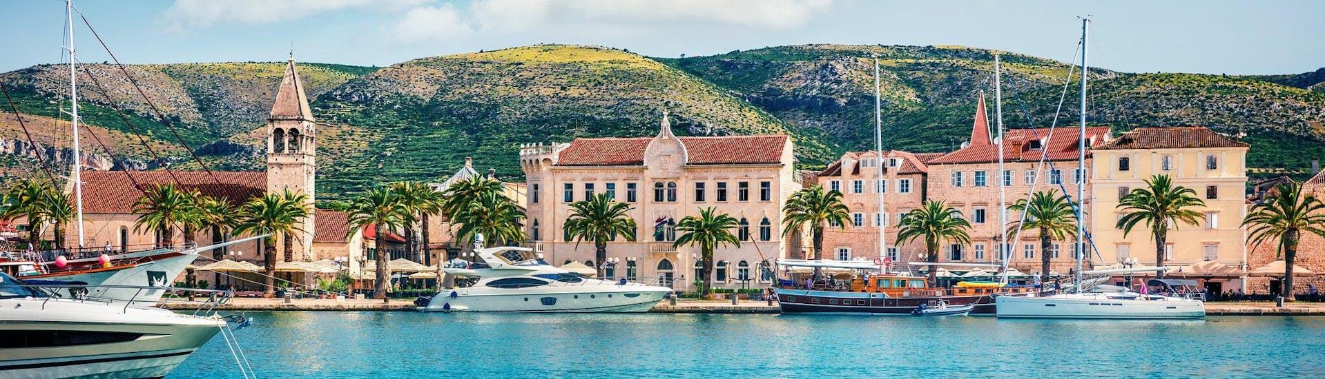 Blick auf den Hafen, der ein idealer Startpunkt für Bootsverleih in Trogir ist.