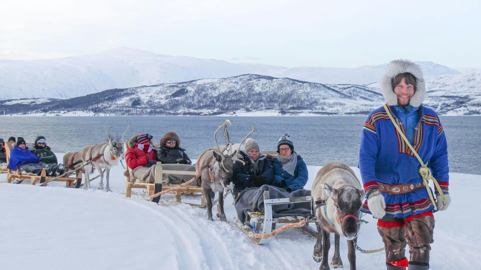 tromso-arctic-reindeer-tromso Beeindruckende Landschaften mit Bergen und Meer, wo Aktivitäten von Tromso Arctic Reindeer stattfinden.