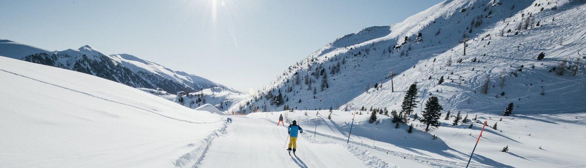 Vista del paesaggio montano soleggiato durante un corso di sci con scuole di sci a Turracher Höhe.