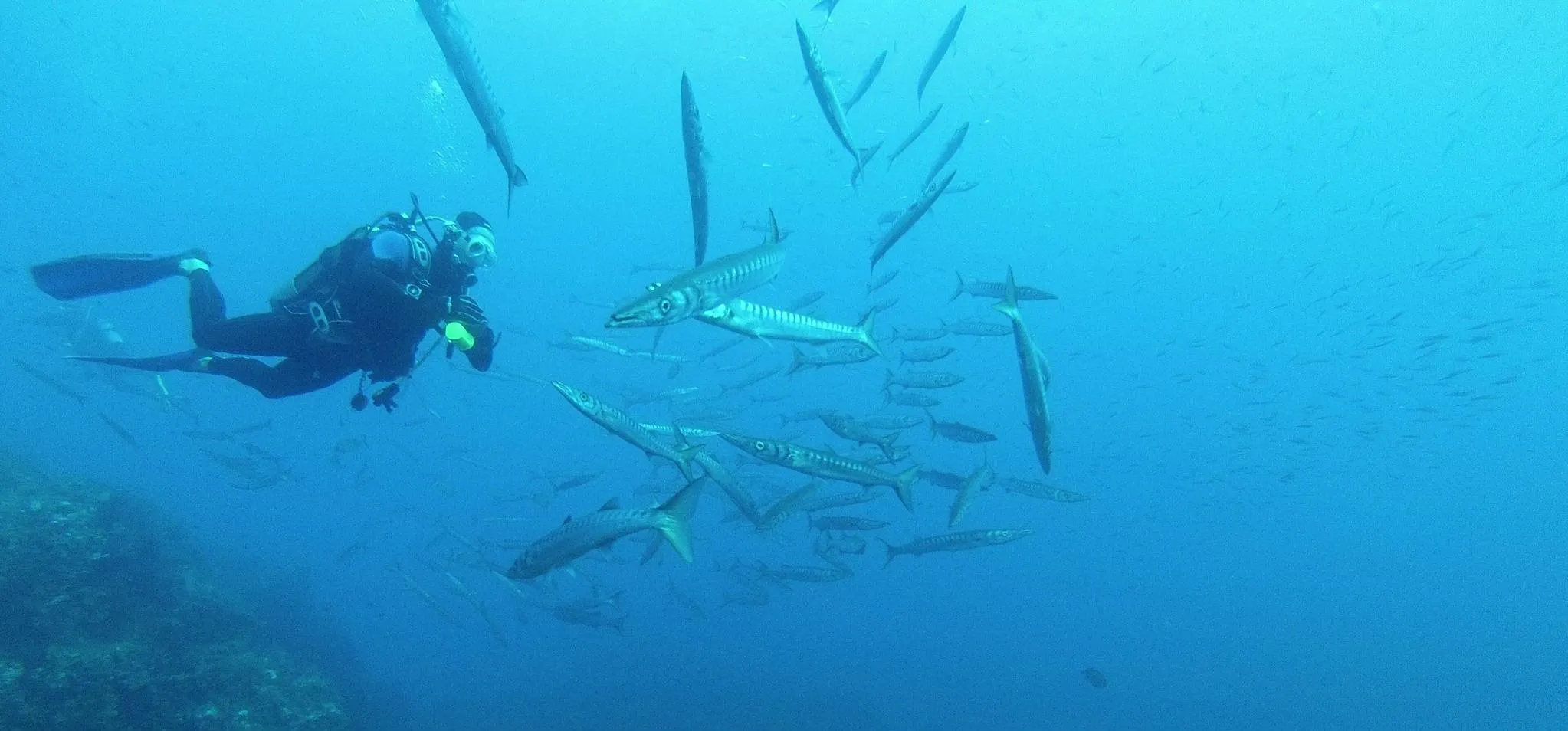 ulysse 4-min Beautiful landscapes showcasing mountains and sea, where the experiences of Ulysse Plongée are taking place.