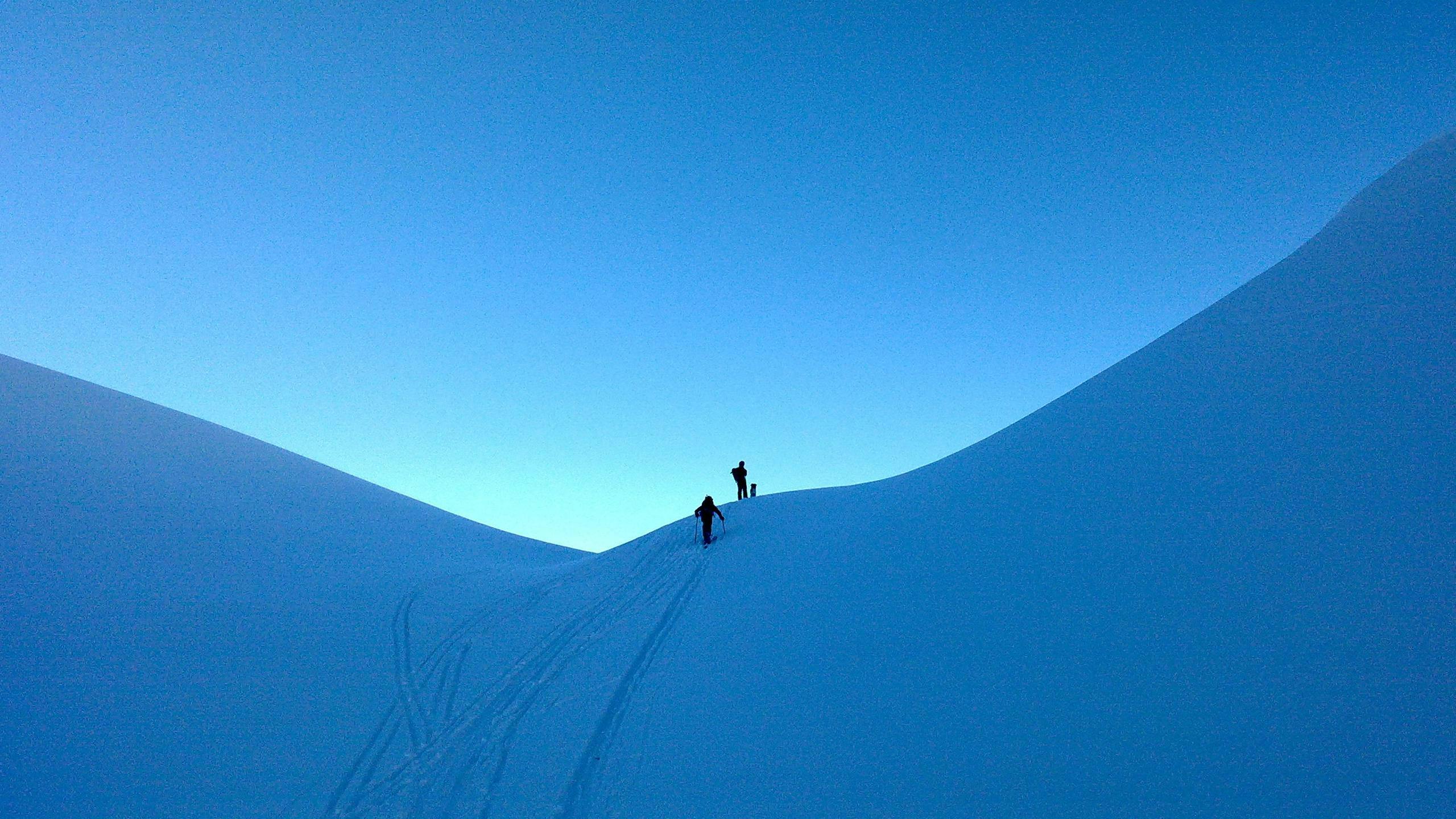 Beautiful landscapes showcasing mountains and sea, where the experiences of Wim Martens are taking place.
