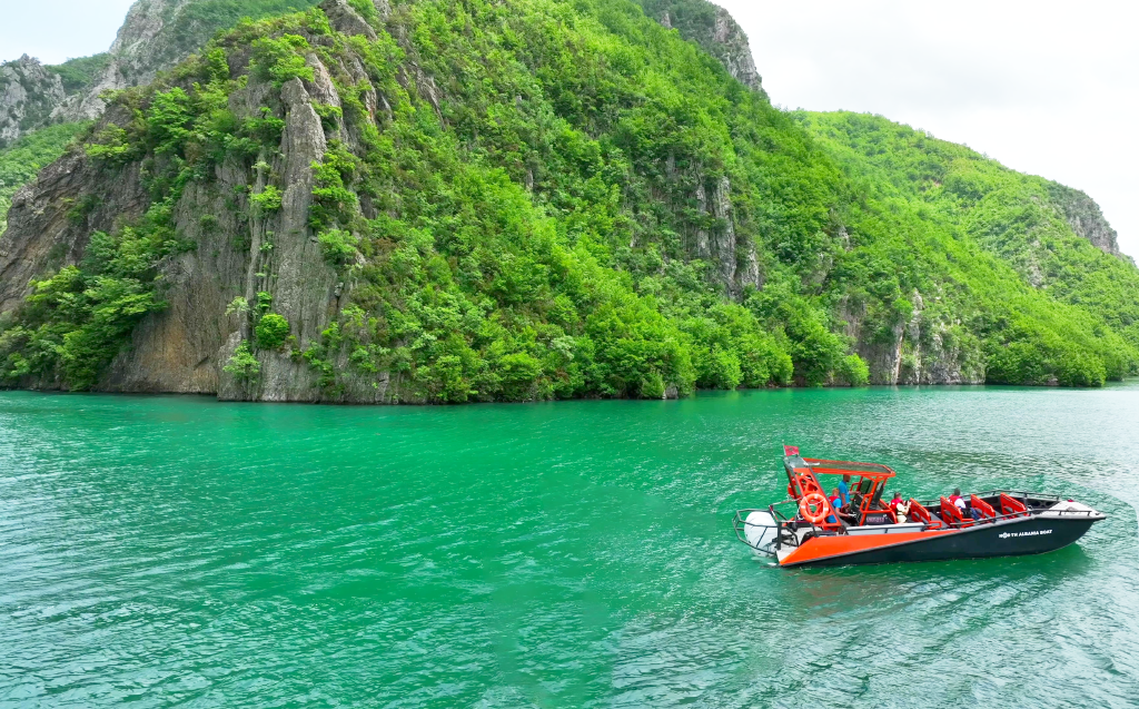 Una barca dell'Albania settentrionale durante una gita in barca sul bellissimo lago Komani.