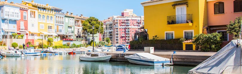 Der Hafen von Sa Playa ist voll mit Booten in der Stadt Valencia.