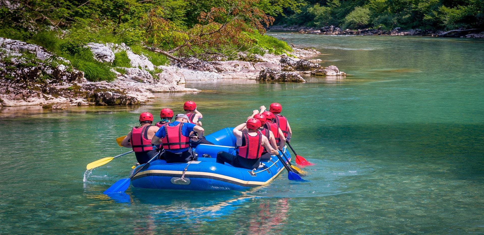 valrafting-hero Beeindruckende Landschaften mit Bergen und Meer, wo Aktivitäten von Valrafting Valais stattfinden.