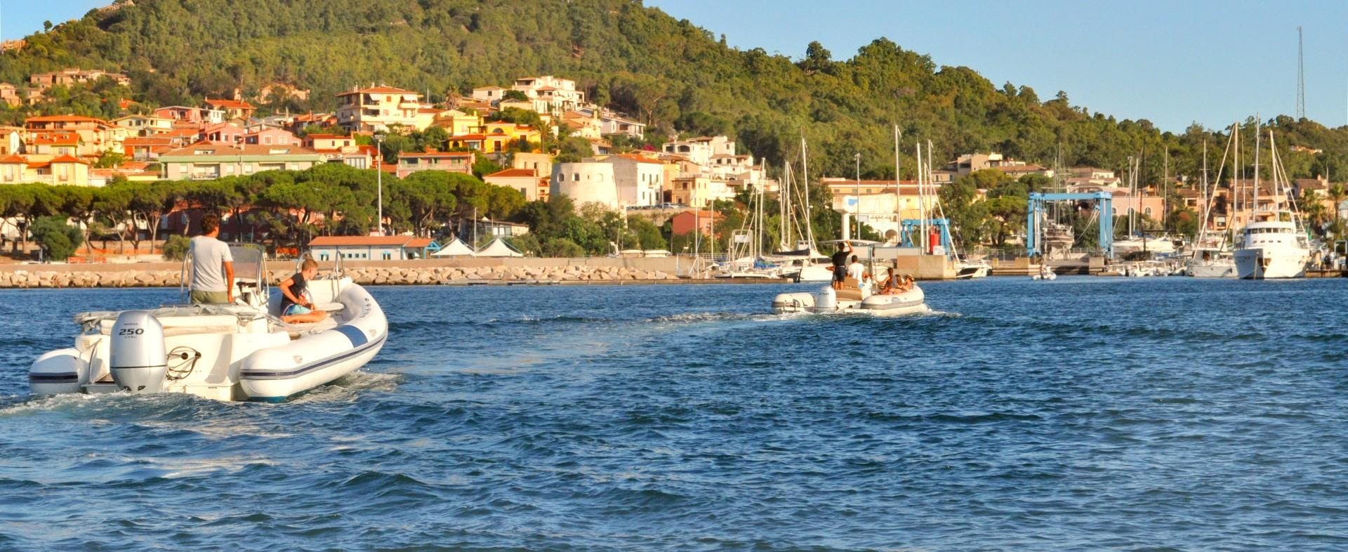 Velamare Arbatax Magnifique paysage de montagnes et de mer, où se déroulent les activités de Velamare Arbatax.