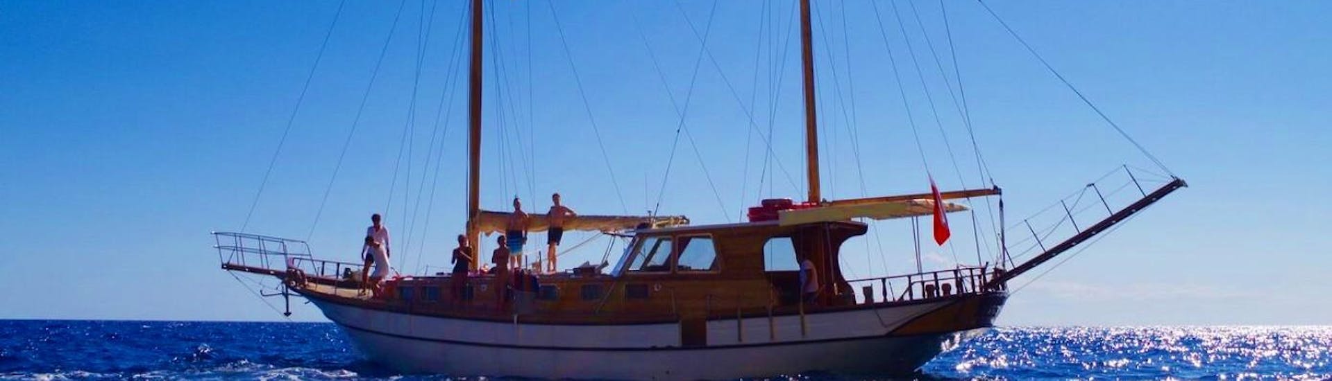 The elegant Veliero Kontes Gemma schooner in the open sea during a private trip along the Gulf of Orosei.