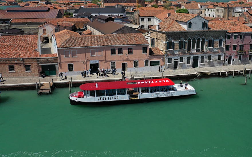 Vista su Venezia con la barca di Venetiana Boat Tours in un canale.