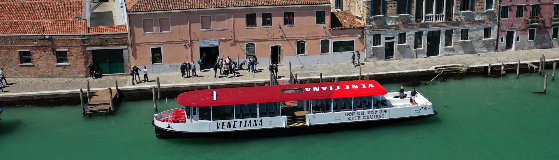Vista su Venezia con la barca di Venetiana Boat Tours in un canale.