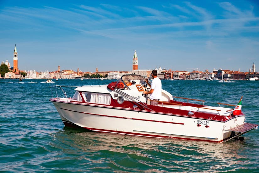 Uno skipper di Venice Boat Experience naviga in barca nella laguna di Venezia.