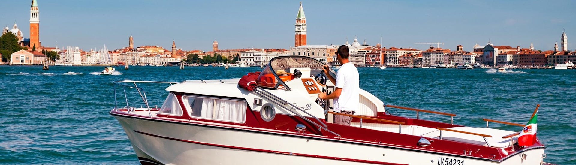 Ein Skipper von Venice Boat Experience steuert ein Boot durch die venezianische Lagune.
