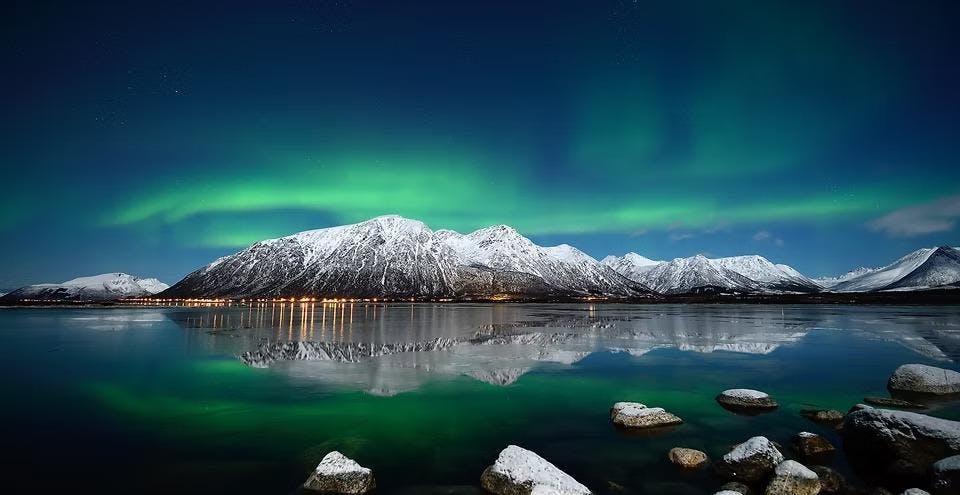 Beeindruckende Landschaften mit Bergen und Meer, wo Aktivitäten von Vesterålen Tours Sortland stattfinden.