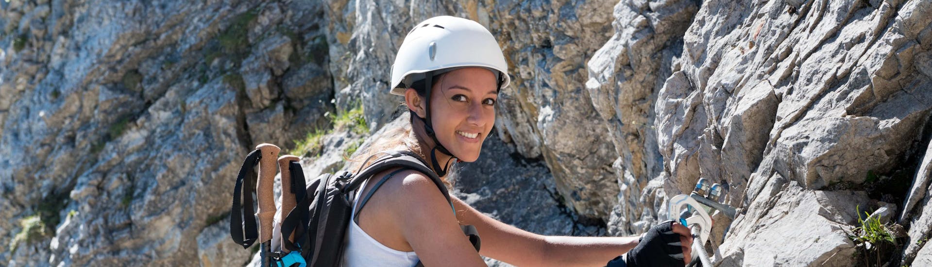 Aragón: Een jonge vrouw neemt deel aan een klettersteigtocht in een van de hotspots voor via ferrata.