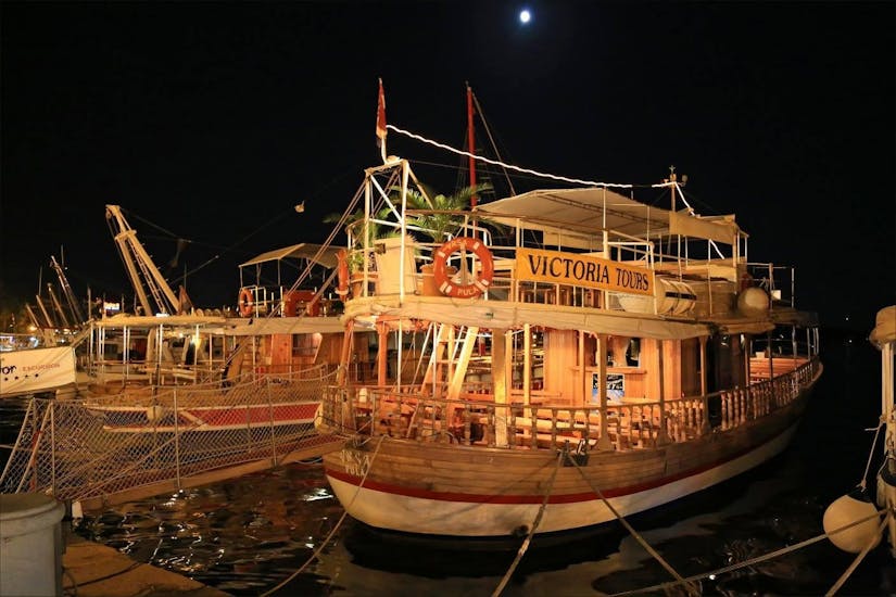 Das Boot, das für die Bootstouren von Victoria Tours Poreč verwendet wird steht am Abend im Hafen von Poreč.