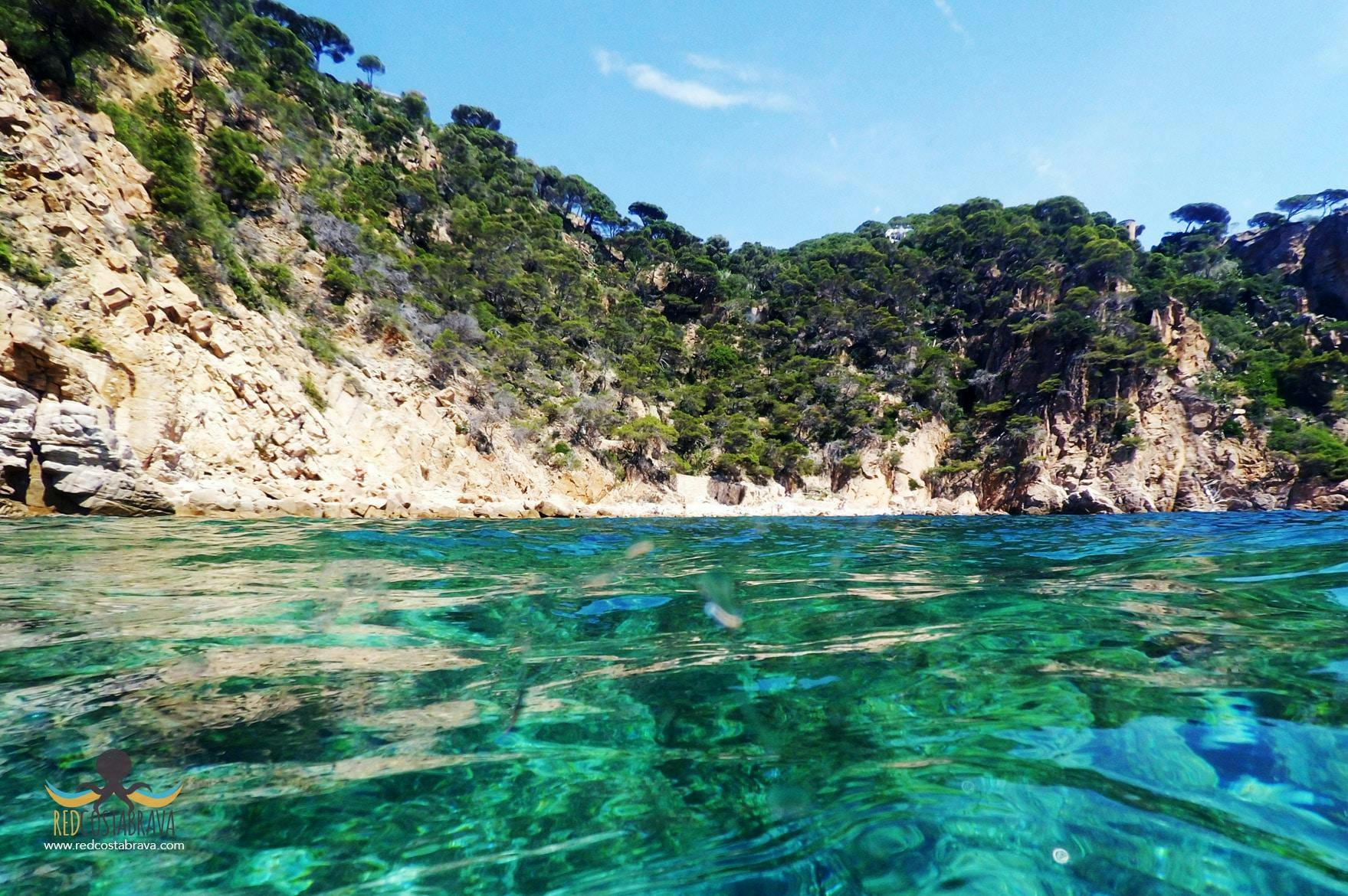 Costa Brava Experiences Beeindruckende Landschaften mit Bergen und Meer, wo Aktivitäten von Costa Brava Experiences stattfinden.