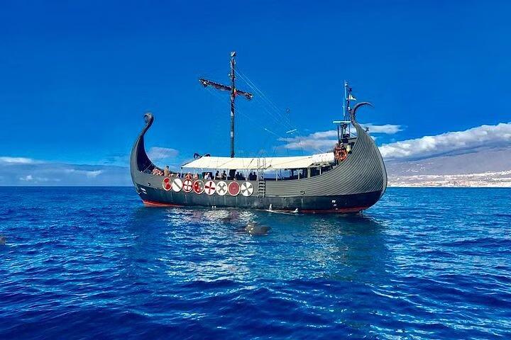 Una barca vichinga in mare con Viking Tenerife Ragnarok.