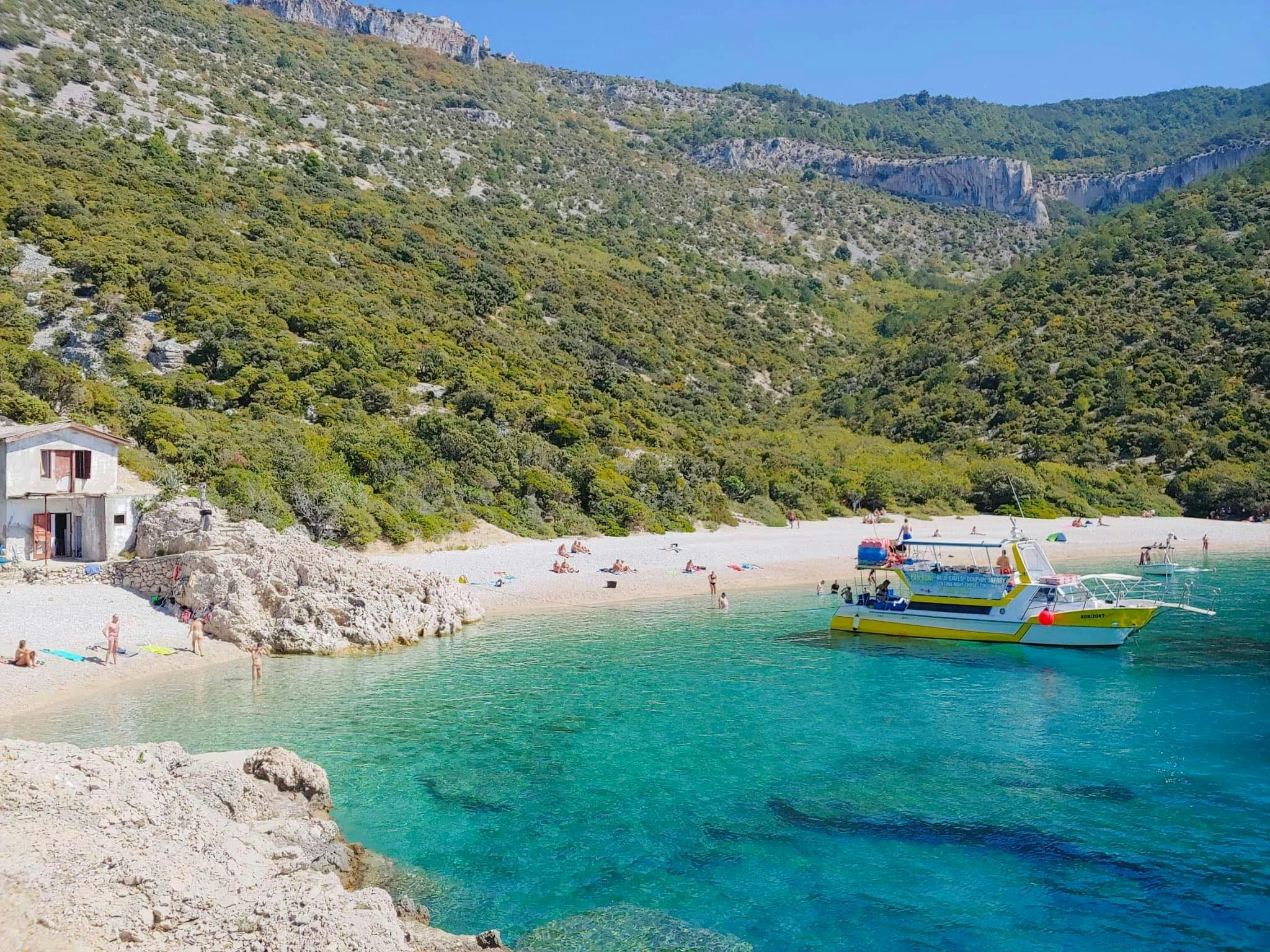 vip-travel-agency-cres Paisajes impresionantes de montaña y mar, donde tienen lugar las experiencias de VIP Travel Agency Cres.