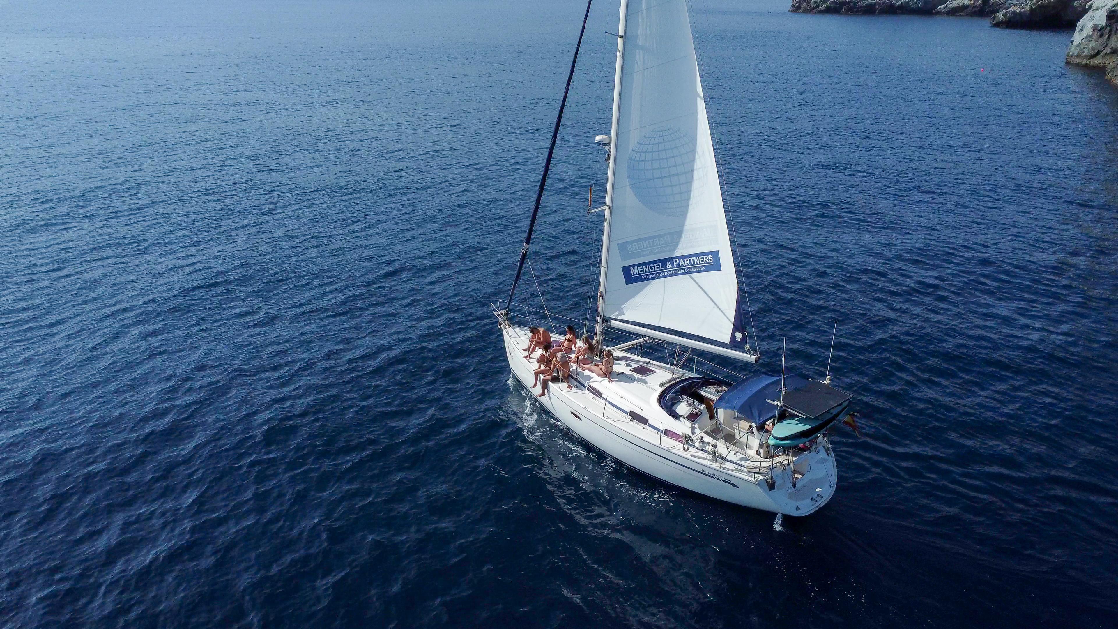 El barco de Granada Sailing durante el paseo en velero con avistamiento de delfines.