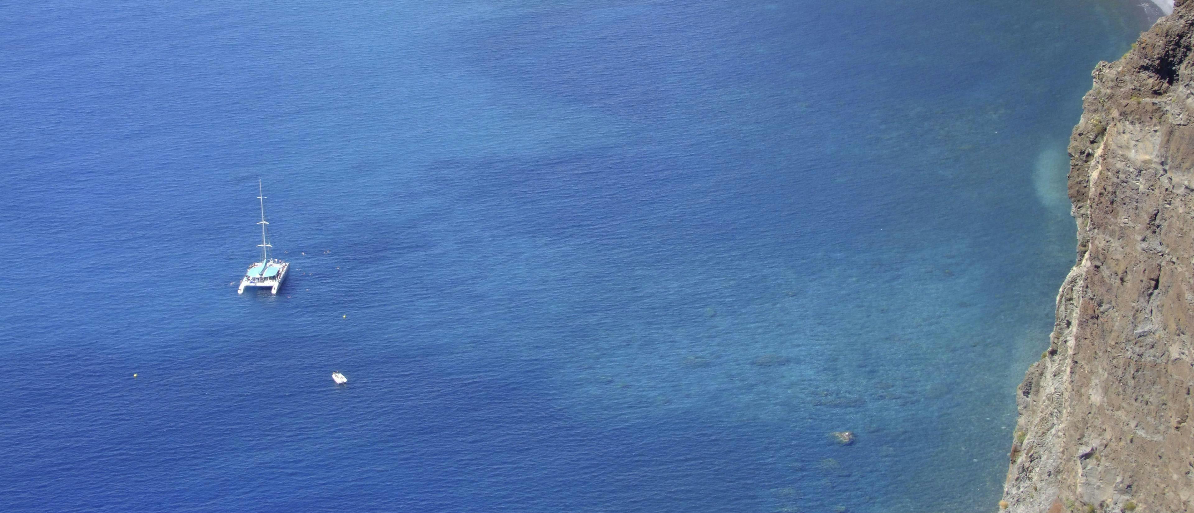 vmt madeira 10 resize-min Panorama mozzafiato con montagne e mare, dove hanno luogo le attività di VMT Madeira.