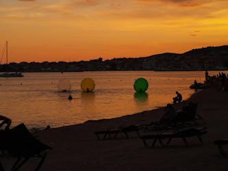 Photo de la côte de Vodice en Croatie au coucher du soleil.