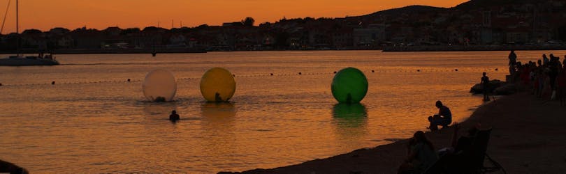 Beeld van de kust van Vodice in Kroatië bij zonsondergang.